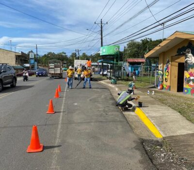MUNICIPALIDAD DE SARAPIQUÍ Y EL MOPT EJECUTAN EN CONJUNTO OBRAS DE SEÑALIZACIÓN EN RUTAS DE TRANSITO VEHICULAR