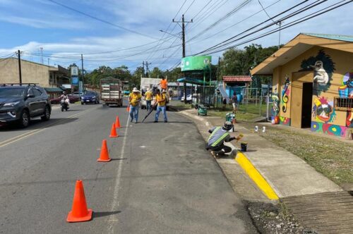 MUNICIPALIDAD DE SARAPIQUÍ Y EL MOPT EJECUTAN EN CONJUNTO OBRAS DE SEÑALIZACIÓN EN RUTAS DE TRANSITO VEHICULAR