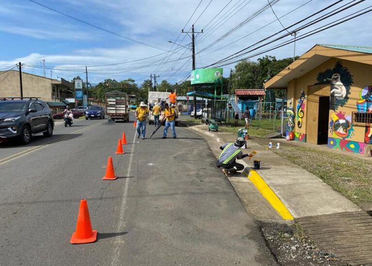 MUNICIPALIDAD DE SARAPIQUÍ Y EL MOPT EJECUTAN EN CONJUNTO OBRAS DE SEÑALIZACIÓN EN RUTAS DE TRANSITO VEHICULAR