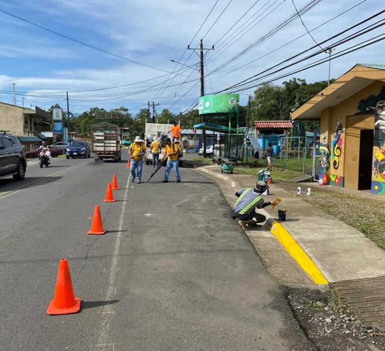 MUNICIPALIDAD DE SARAPIQUÍ Y EL MOPT EJECUTAN EN CONJUNTO OBRAS DE SEÑALIZACIÓN EN RUTAS DE TRANSITO VEHICULAR